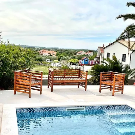 D&a With Private Swimming Pool * Pola