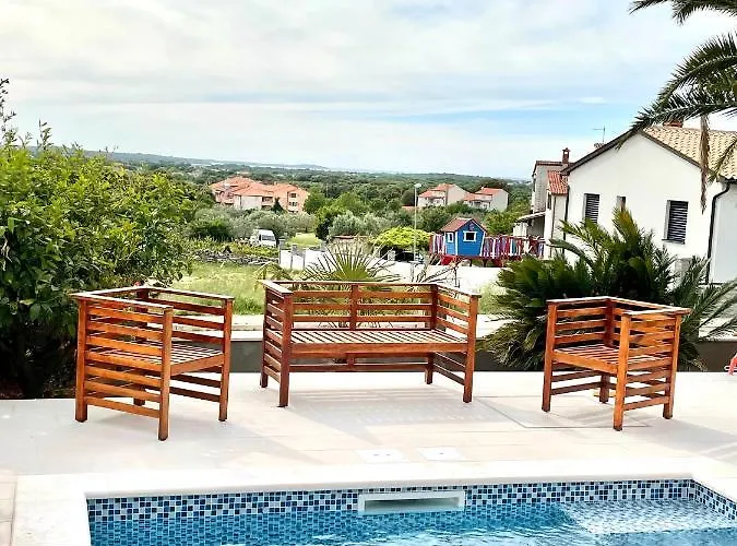 D&a With Private Swimming Pool * Pola