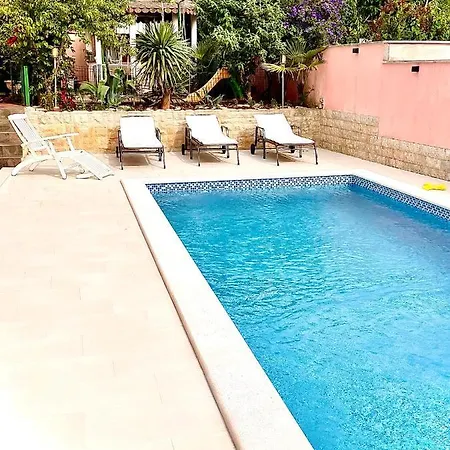 D&a With Private Swimming Pool