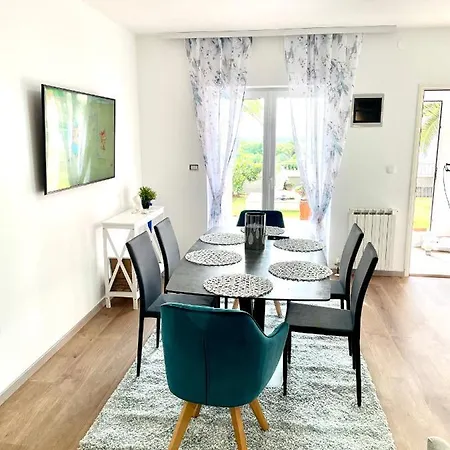 Apartment D&a With Private Swimming Pool Pula